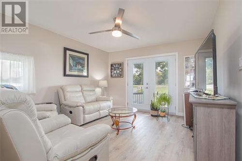 1820 Churchill Line, Sarnia, ON - Indoor Photo Showing Living Room