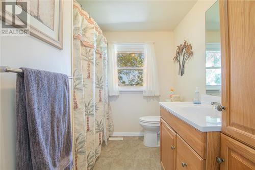 1820 Churchill Line, Sarnia, ON - Indoor Photo Showing Bathroom