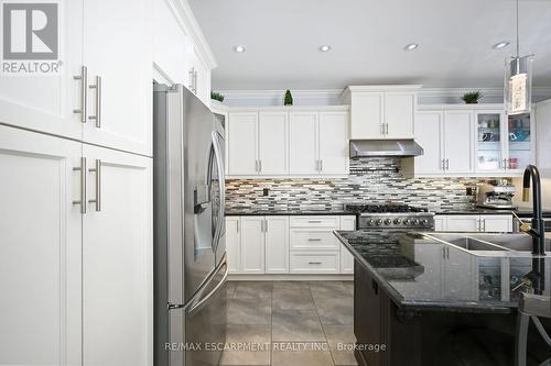 30 Ascoli Drive, Hamilton, ON - Indoor Photo Showing Kitchen With Double Sink With Upgraded Kitchen