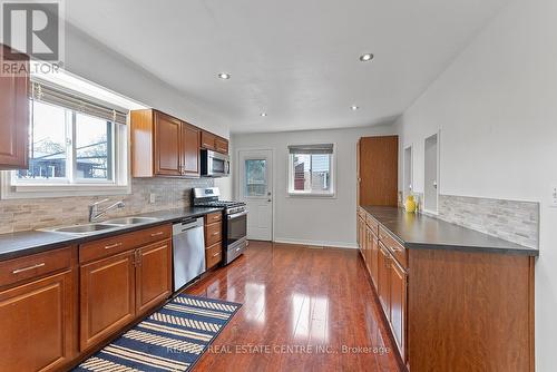 383 Durham Court, Oshawa, ON - Indoor Photo Showing Kitchen With Double Sink