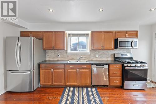 383 Durham Court, Oshawa, ON - Indoor Photo Showing Kitchen With Double Sink