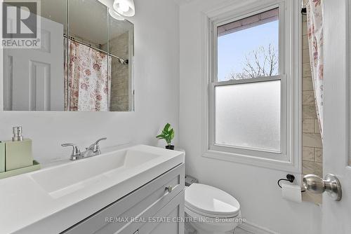 383 Durham Court, Oshawa, ON - Indoor Photo Showing Bathroom