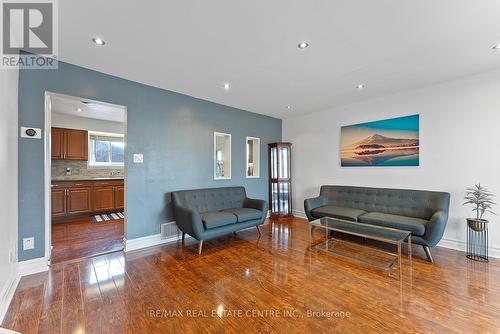 383 Durham Court, Oshawa, ON - Indoor Photo Showing Living Room