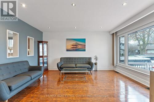 383 Durham Court, Oshawa, ON - Indoor Photo Showing Living Room