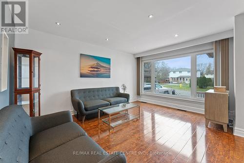 383 Durham Court, Oshawa, ON - Indoor Photo Showing Living Room