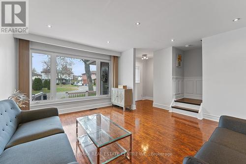 383 Durham Court, Oshawa, ON - Indoor Photo Showing Living Room