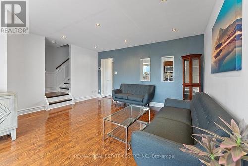 383 Durham Court, Oshawa, ON - Indoor Photo Showing Living Room