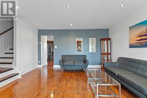 383 Durham Court, Oshawa, ON - Indoor Photo Showing Living Room