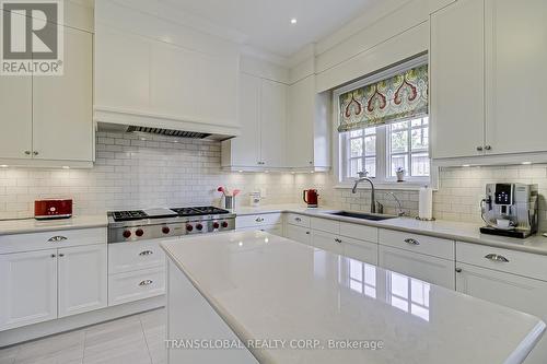 141 Annsleywood Court, Vaughan, ON - Indoor Photo Showing Kitchen With Upgraded Kitchen