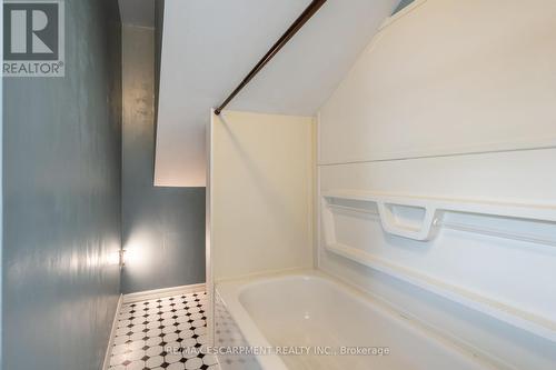 53 Tuxedo Avenue S, Hamilton, ON - Indoor Photo Showing Bathroom