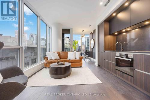 3206 - 15 Mercer Street, Toronto, ON - Indoor Photo Showing Living Room