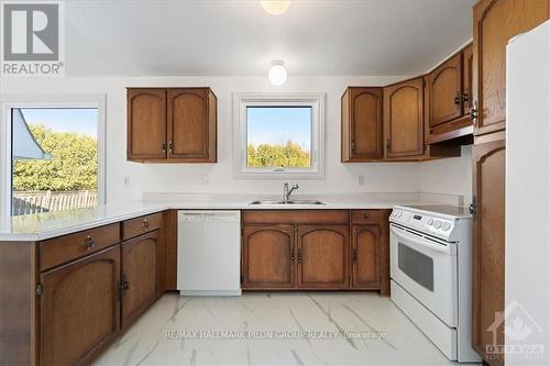 1763 Calumet Lane, Ottawa, ON - Indoor Photo Showing Kitchen With Double Sink