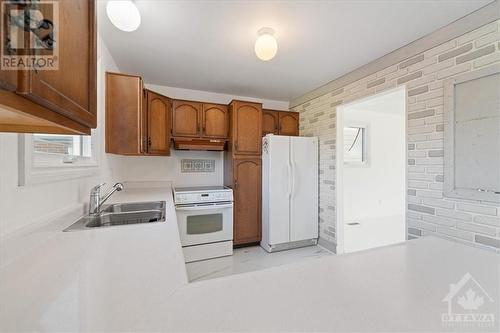 1763 Calumet Lane, Orleans - Convent Glen And Area (2006 - Convent Glen South), ON - Indoor Photo Showing Kitchen With Double Sink