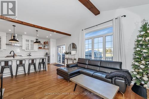 1589 Rumford Drive, Ottawa, ON - Indoor Photo Showing Living Room