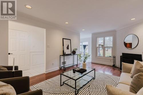 5392 Champlain Trail, Mississauga, ON - Indoor Photo Showing Living Room