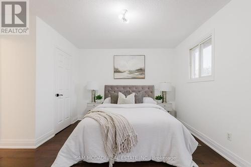 5392 Champlain Trail, Mississauga, ON - Indoor Photo Showing Bedroom