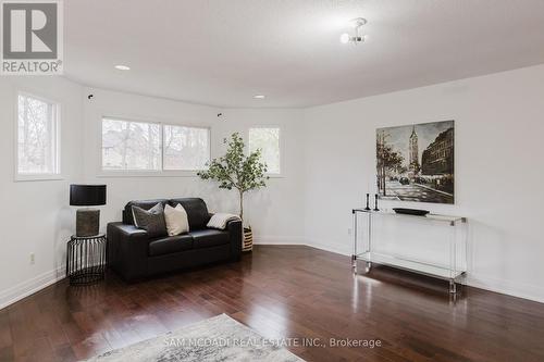 5392 Champlain Trail, Mississauga, ON - Indoor Photo Showing Living Room