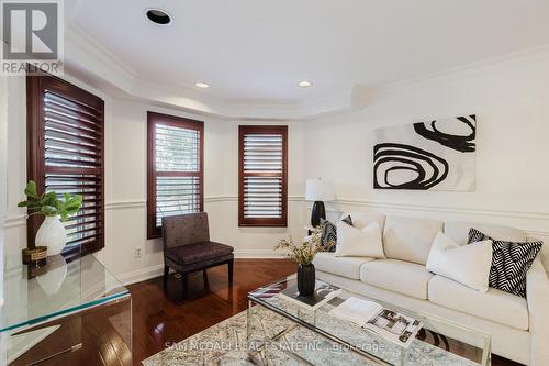 5392 Champlain Trail, Mississauga, ON - Indoor Photo Showing Living Room