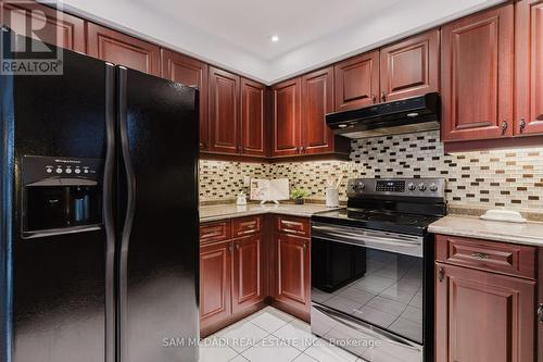 5392 Champlain Trail, Mississauga, ON - Indoor Photo Showing Kitchen