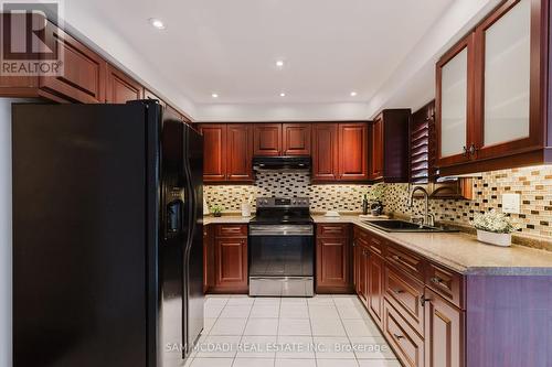 5392 Champlain Trail, Mississauga, ON - Indoor Photo Showing Kitchen