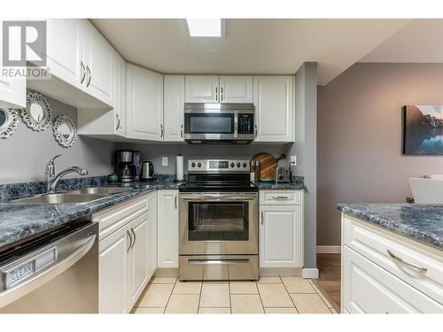 2050 Qu'Appelle Boulevard Unit# 24, Kamloops, BC - Indoor Photo Showing Kitchen With Double Sink