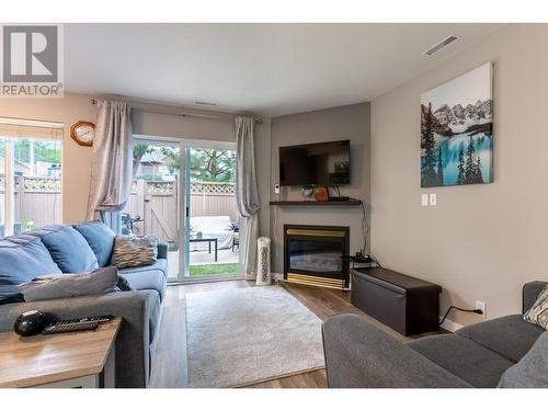 2050 Qu'Appelle Boulevard Unit# 24, Kamloops, BC - Indoor Photo Showing Living Room With Fireplace