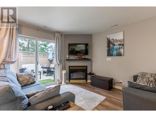 2050 Qu'Appelle Boulevard Unit# 24, Kamloops, BC - Indoor Photo Showing Living Room With Fireplace