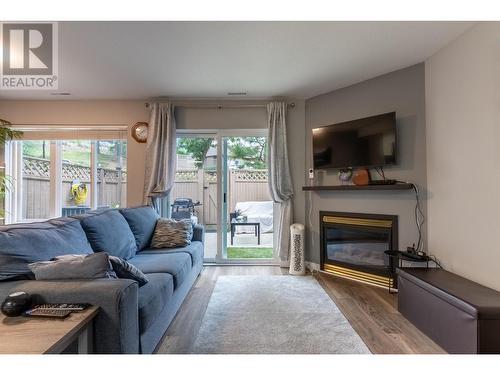 2050 Qu'Appelle Boulevard Unit# 24, Kamloops, BC - Indoor Photo Showing Living Room With Fireplace