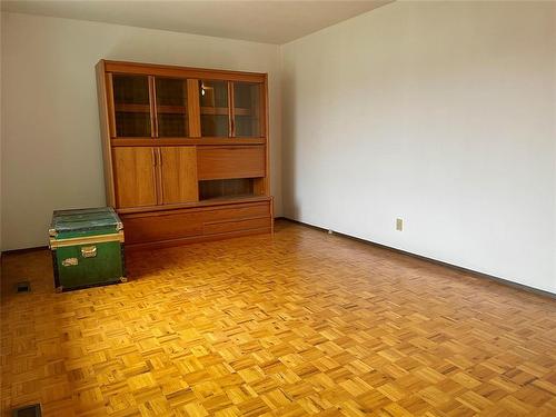 90 Inglis Street, Winnipeg, MB - Indoor Photo Showing Other Room