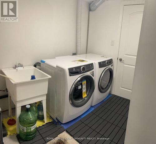 11 - 9205 Bathurst Street, Richmond Hill, ON - Indoor Photo Showing Laundry Room