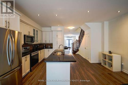 11 - 9205 Bathurst Street, Richmond Hill, ON - Indoor Photo Showing Kitchen With Double Sink