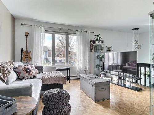 Living room - 302 Rue Renan, Québec (Beauport), QC - Indoor Photo Showing Living Room