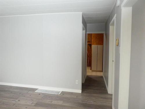 208 Third Ave Se, Geraldton, ON - Indoor Photo Showing Other Room