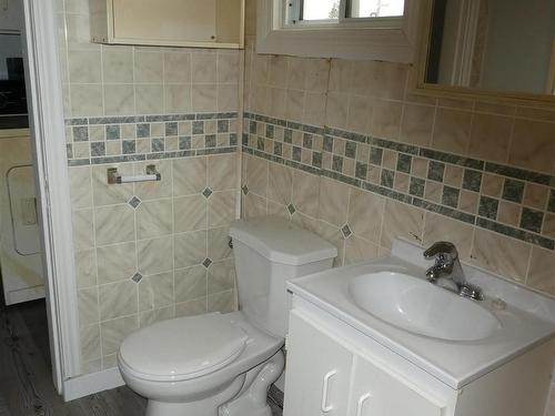 208 Third Ave Se, Geraldton, ON - Indoor Photo Showing Bathroom