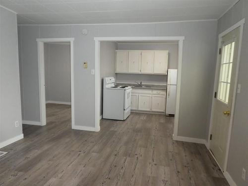 208 Third Ave Se, Geraldton, ON - Indoor Photo Showing Kitchen With Double Sink