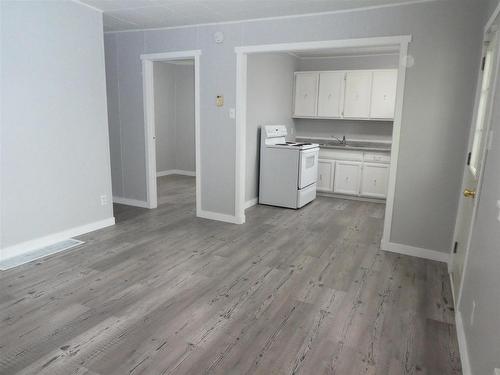 208 Third Ave Se, Geraldton, ON - Indoor Photo Showing Kitchen