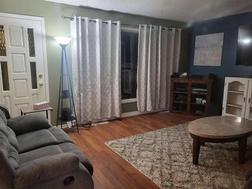 1001 Huron, Thunder Bay, ON - Indoor Photo Showing Living Room