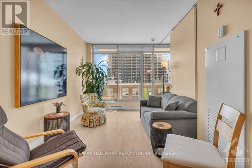 610 - 383 Cumberland Street, Ottawa, ON - Indoor Photo Showing Living Room