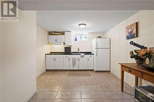 2 Carleton Street N, Thorold (557 - Thorold Downtown), ON - Indoor Photo Showing Kitchen