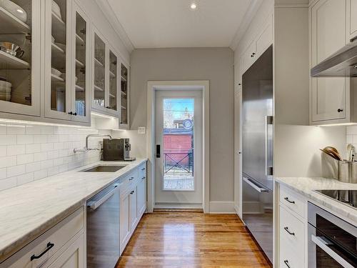 Kitchen - 128 Av. Balfour, Mont-Royal, QC - Indoor Photo Showing Kitchen With Upgraded Kitchen