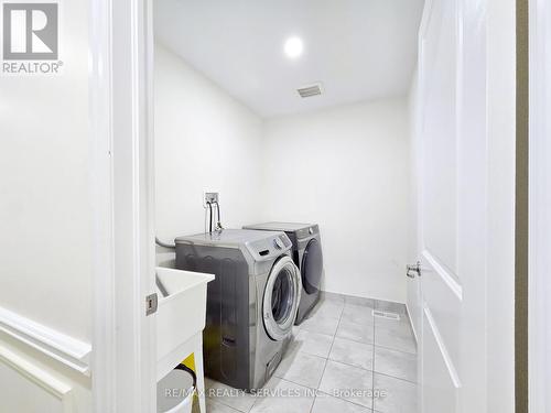 3196 Carding Mill Trail, Oakville, ON - Indoor Photo Showing Laundry Room