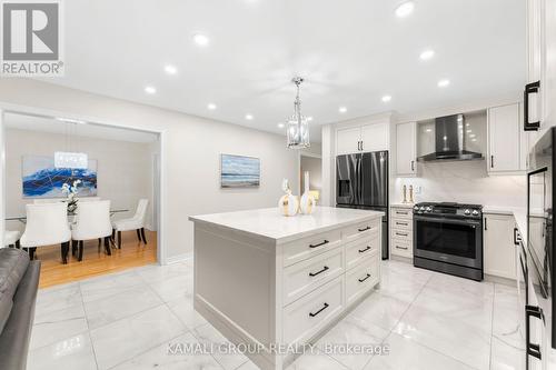 8 Pandora Court, Richmond Hill, ON - Indoor Photo Showing Kitchen With Upgraded Kitchen