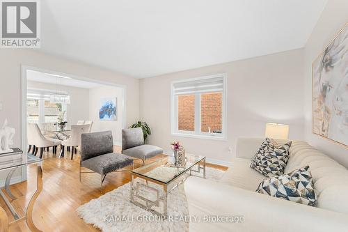 8 Pandora Court, Richmond Hill, ON - Indoor Photo Showing Living Room