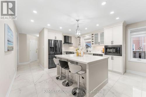 8 Pandora Court, Richmond Hill, ON - Indoor Photo Showing Kitchen With Upgraded Kitchen