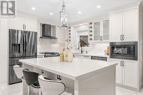 8 Pandora Court, Richmond Hill, ON - Indoor Photo Showing Kitchen With Upgraded Kitchen