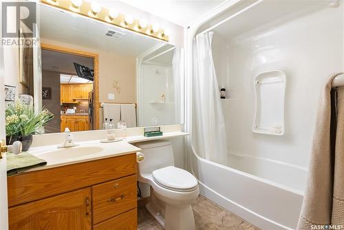 236 2301 Adelaide Street E, Saskatoon, SK - Indoor Photo Showing Bathroom