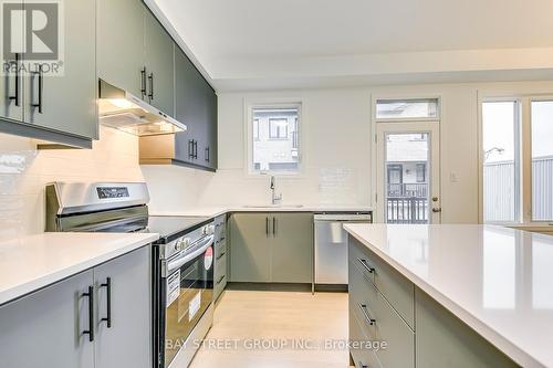 3074 Merrick Road, Oakville, ON - Indoor Photo Showing Kitchen With Upgraded Kitchen