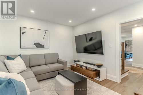 104 Fadine Road, Newmarket, ON - Indoor Photo Showing Living Room