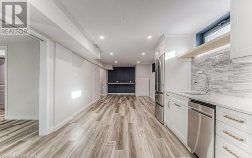 371 Strawberry Crescent, Waterloo, ON - Indoor Photo Showing Kitchen With Upgraded Kitchen