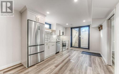 371 Strawberry Crescent, Waterloo, ON - Indoor Photo Showing Kitchen With Upgraded Kitchen